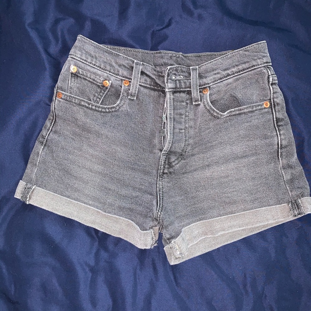 Grey highwaisted Levi’s shorts